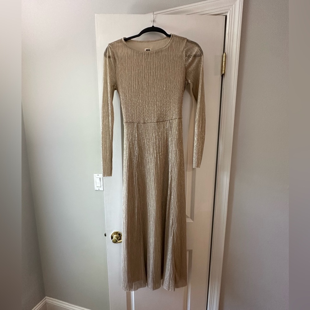 Elegant Anne Klein Golden Shimmer Dress
Sheer sleeves
Tie front or back